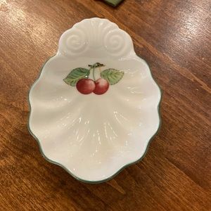 Villeroy and Boch French Garden Fleurence small fluted dish